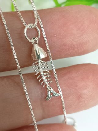 Colgante mini raspa de pez con cadena plata de ley