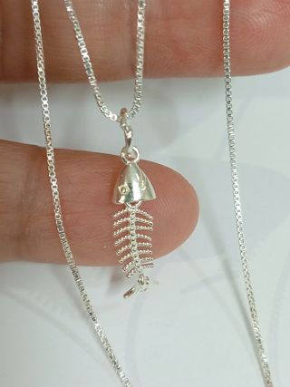 Colgante mini raspa de pez con cadena plata de ley