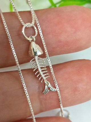 Colgante mini raspa de pez con cadena plata de ley