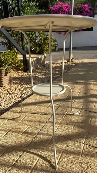 Mesa metal blanca pequeña