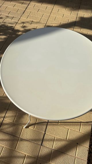 Mesa metal blanca pequeña