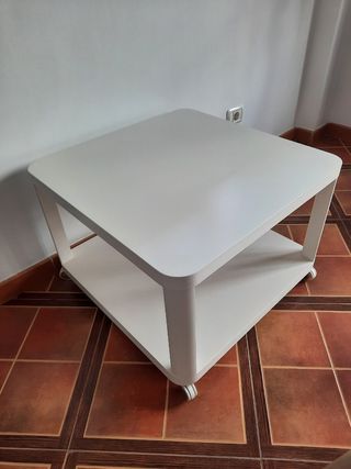 Mesa Ikea blanca c/ruedas 64x64cm