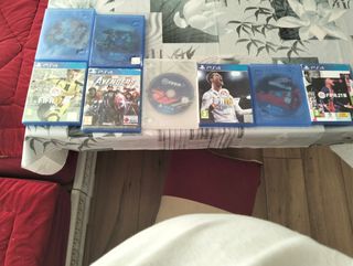 PS4 (PlayStation 4) + 3 juegos FIFA en FIGUERAS
