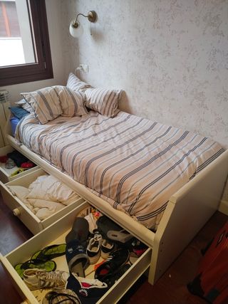 Cama blanca de madera con cajones