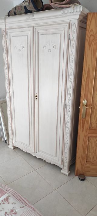 Armario blanco clásico madera