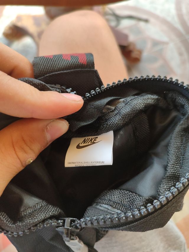 Riñonera Nike negra y roja
