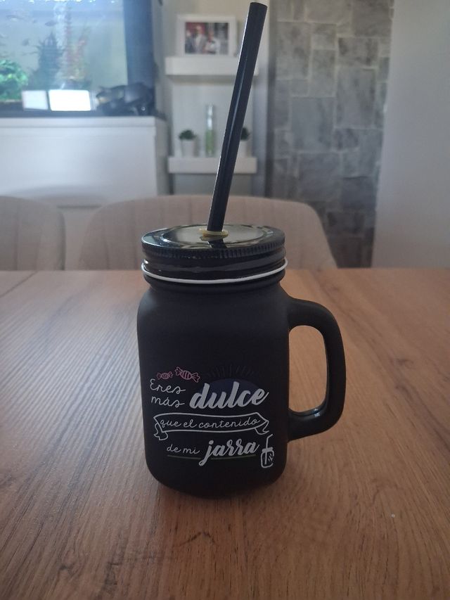Jarra negra de cristal - con pajita.
