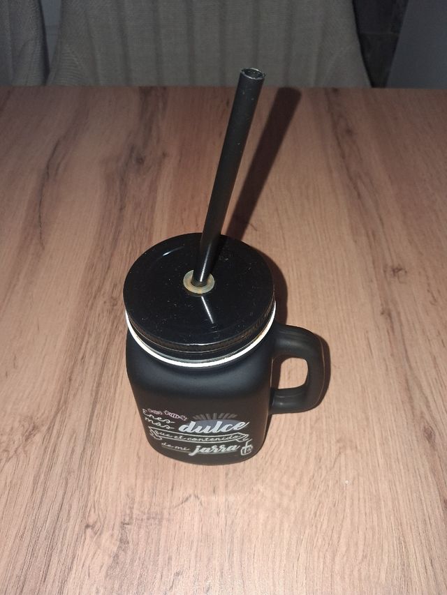 Jarra negra de cristal - con pajita.