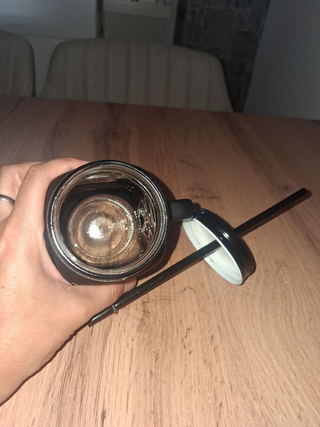 Jarra negra de cristal - con pajita.