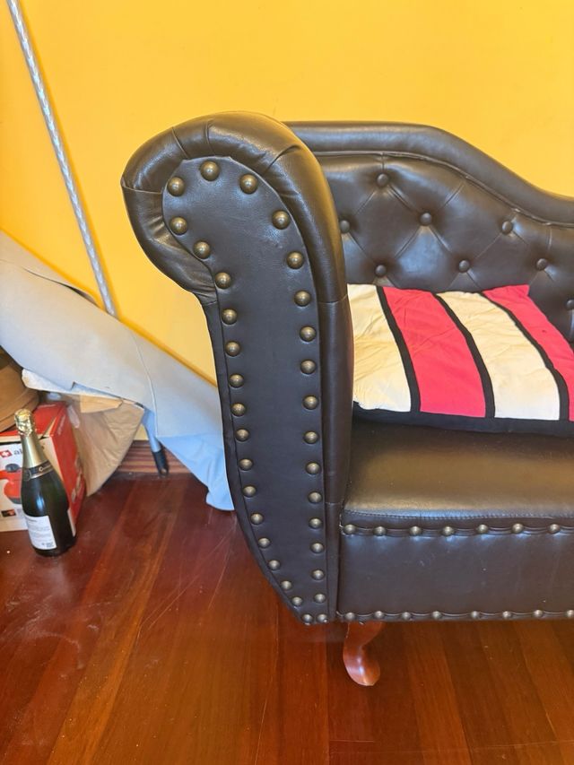 Diván marrón de polipiel