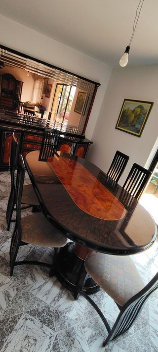 Elegante comedor clásico de madera 