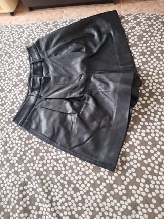 Shorts negros piel sintética