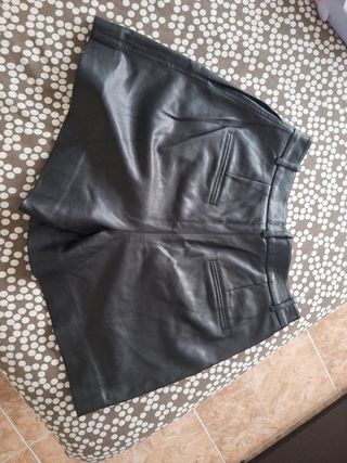 Shorts negros piel sintética