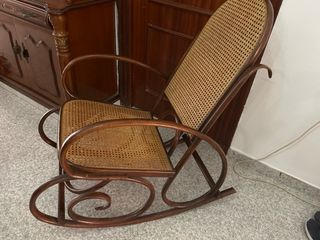 Macedora antigua de madera y mimbre