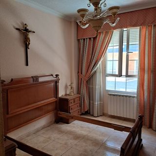 Dormit.Matrimonio(cama,2 mesitas,cómoda y armario)
