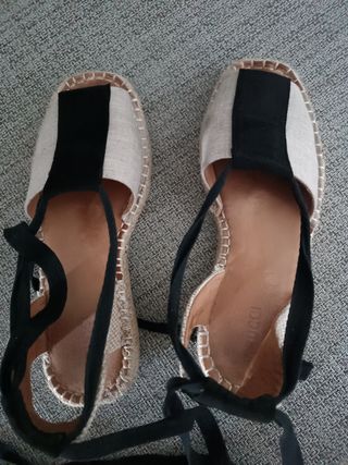 Alpargatas beige y negras