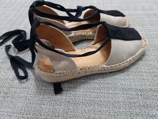 Alpargatas beige y negras