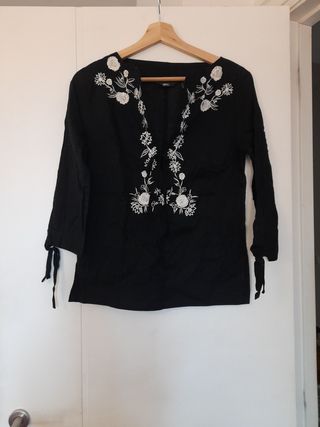 Blusa negra MNG c/ bordado floral - M