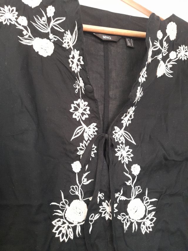 Blusa negra MNG c/ bordado floral - M