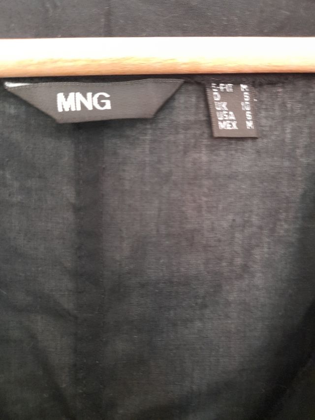 Blusa negra MNG c/ bordado floral - M