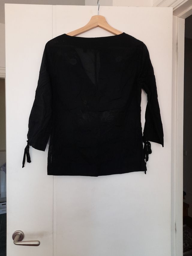 Blusa negra MNG c/ bordado floral - M