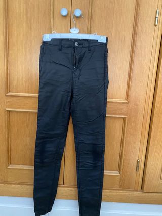 Pantalones negros ajustados de cuero