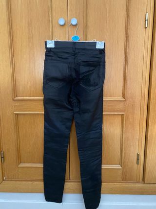 Pantalones negros ajustados de cuero