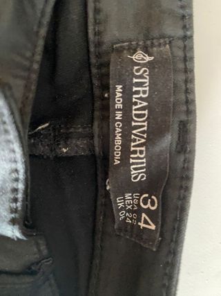 Pantalones negros ajustados de cuero