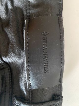 Pantalones negros ajustados de cuero