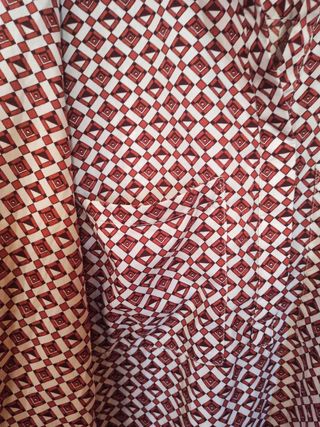 Camisola geométrica roja/blanca y malla de regalo