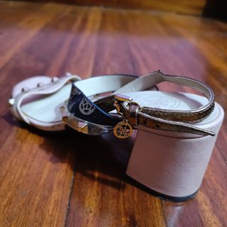 Sandalias Guess doradas y rosas