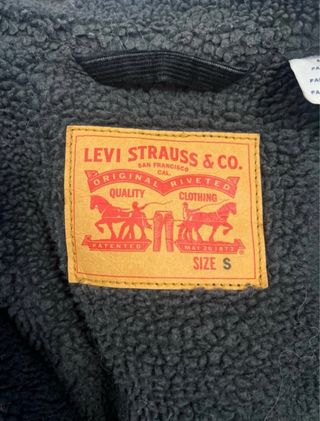Cazadora Levi's borreguillo negra