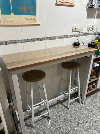 Mesa alta + 2 taburetes cocina