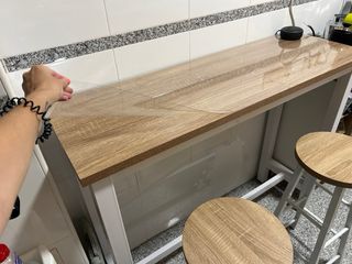 Mesa alta + 2 taburetes cocina
