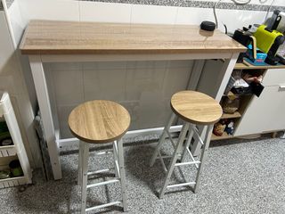 Mesa alta + 2 taburetes cocina