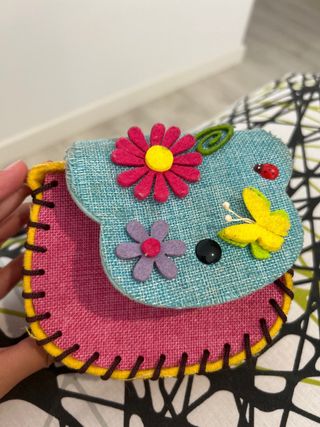 Bolso pequeño decorado con flores