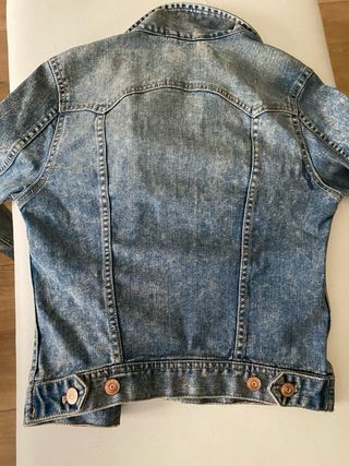 Chaqueta vaquera con tachuelas