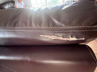 Dos juegos de sofas de 2 plazas de piel marrón. 