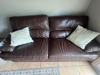 Dos juegos de sofas de 2 plazas de piel marrón. 