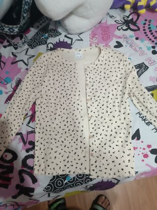 Top y chaqueta beige con flores.
Talla 13-14