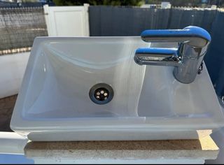 Lavabo pequeño de porcelana