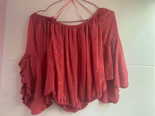 Blusa roja hombros caídos