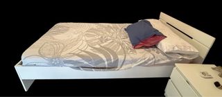 Cama blanca de madera con cajones