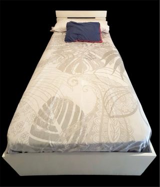 Cama blanca de madera con cajones