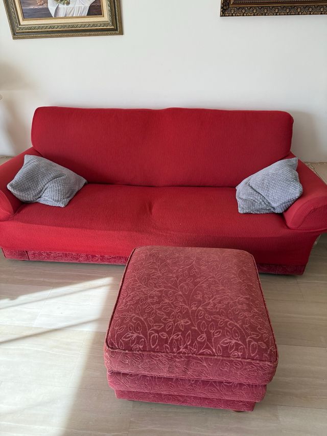 Divano e pouf rossi