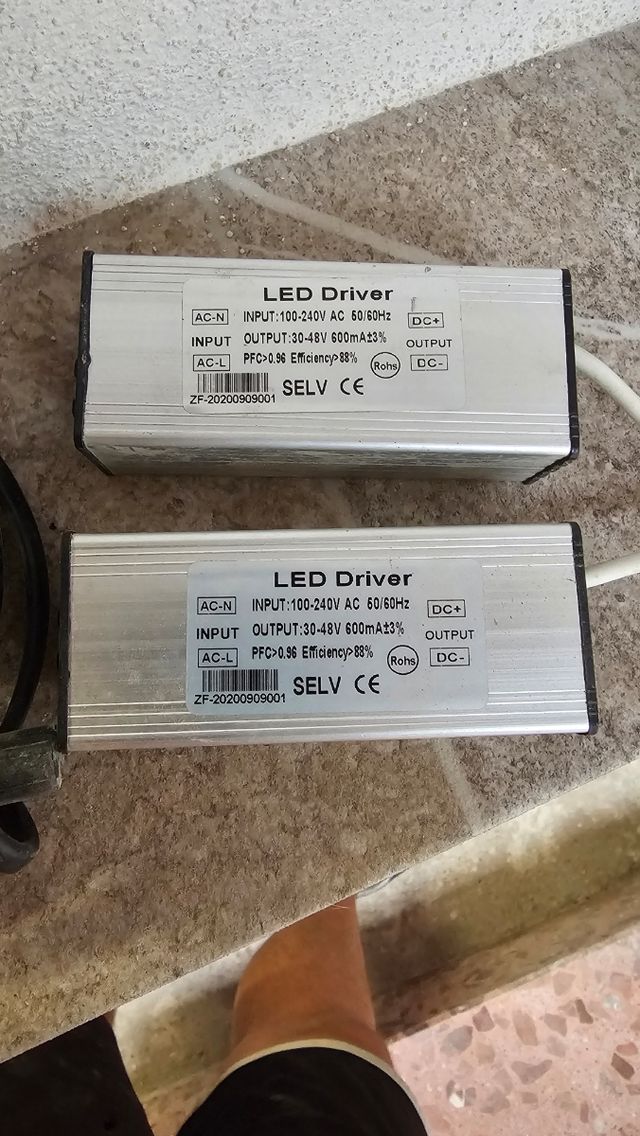 2 Controladores LED 100-240V a 30-48V