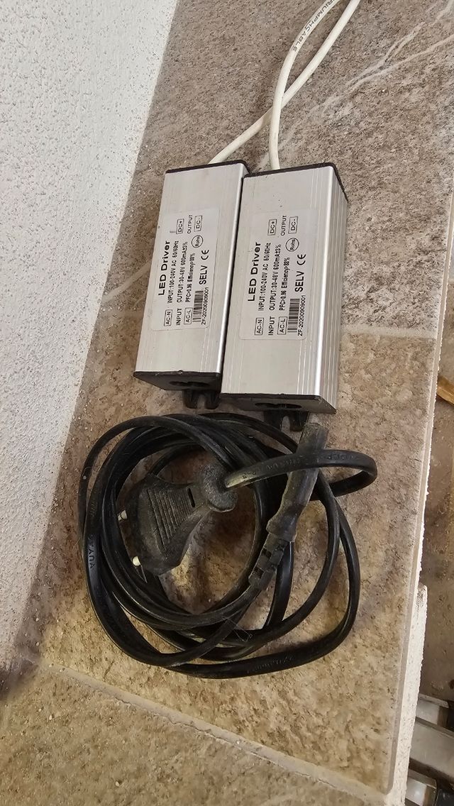 2 Controladores LED 100-240V a 30-48V