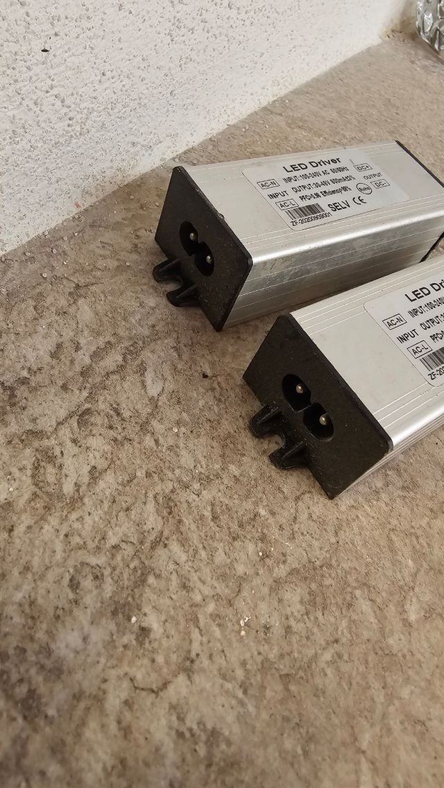 2 Controladores LED 100-240V a 30-48V