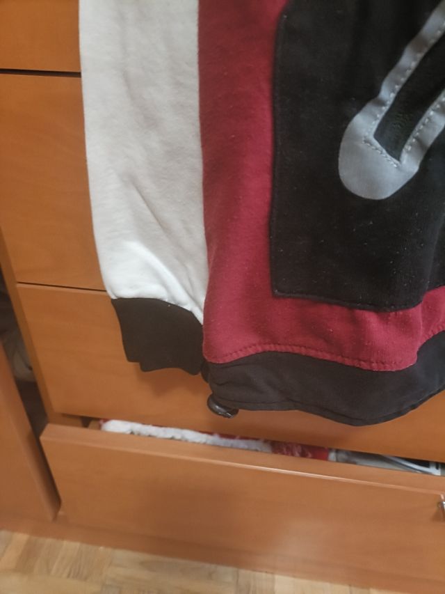 Sudadera con capucha roja y blanca - Talla M