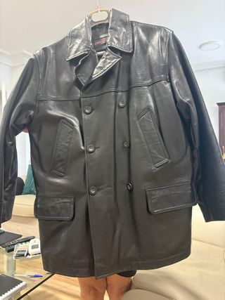 Chaquetón cuero negro hombre. Chevignon 